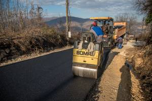 Се асфалтира локалниот пат за село Брусник