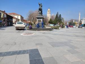 Се обновуваат старите и оштетни мермерни плочки на споменикот „Филип Втори“