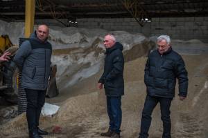Зимската служба на општина Битола е подготвена со доволни количини на сол и ризла и добро екипирана за работа