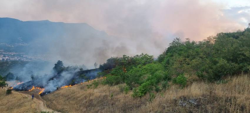 Над 100 лица се вклучени во гаснење на пожарот над Битола - најавена е и поддршка од воздух